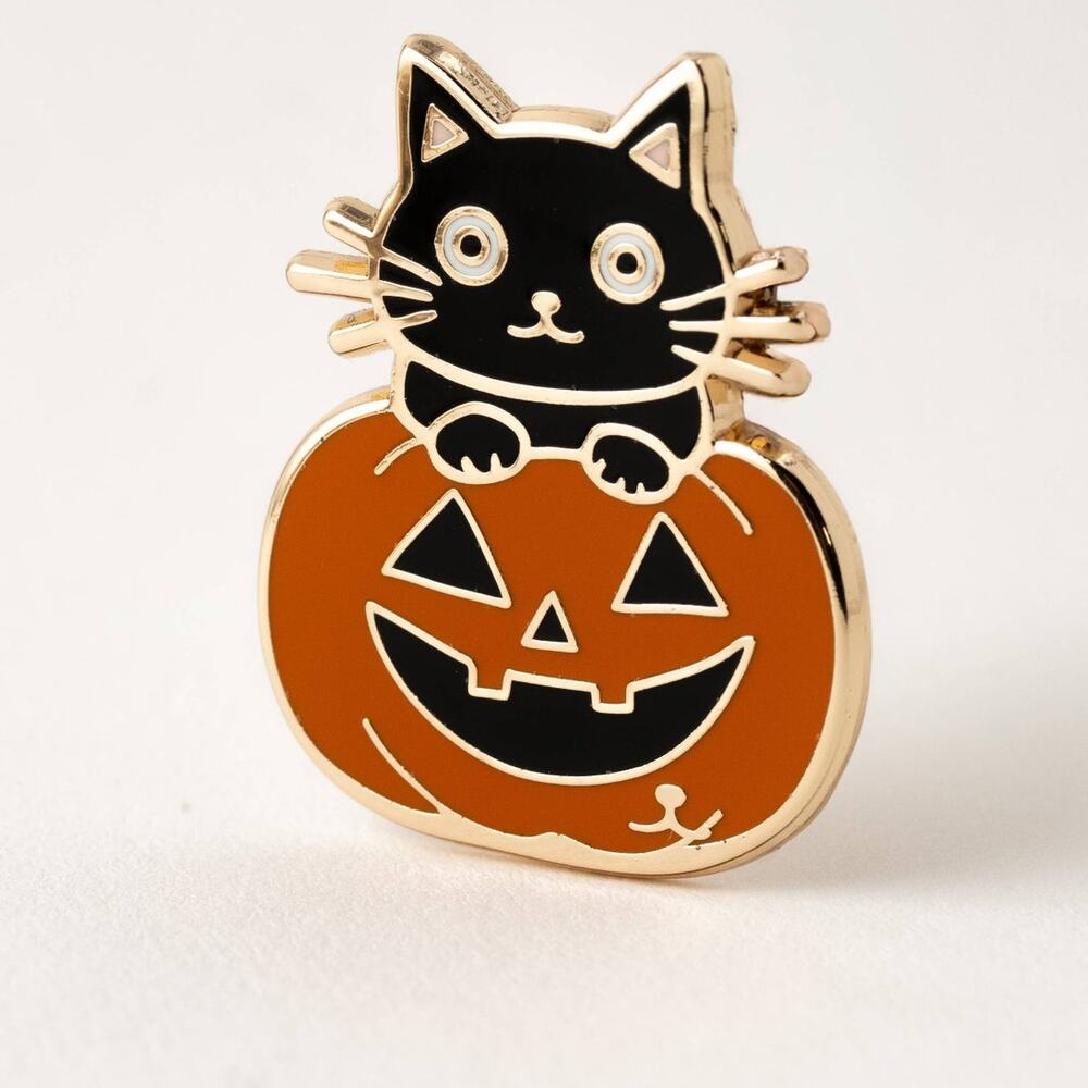Black Cat & Pumpkin Enamel Pin – Halloween Jack-o'-Lantern
